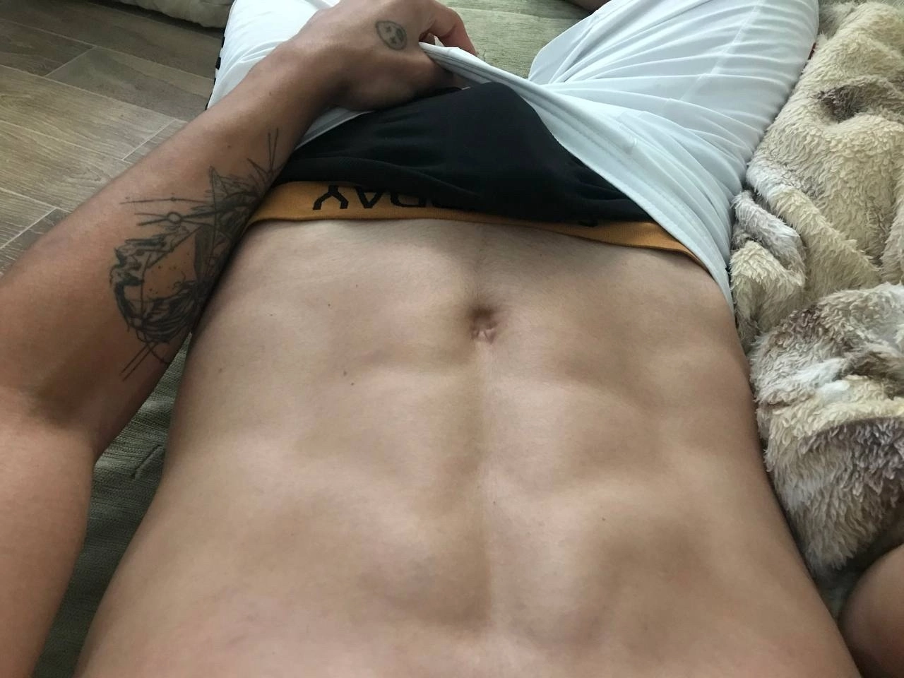 Брюнет  Richard с 0 размером груди сделает качественно классический секс и пригласит к себе в Любой район