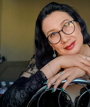 Шлюха ЛОЛА пушистая пися спортивная исполнит массаж не профи и пригласит к себе