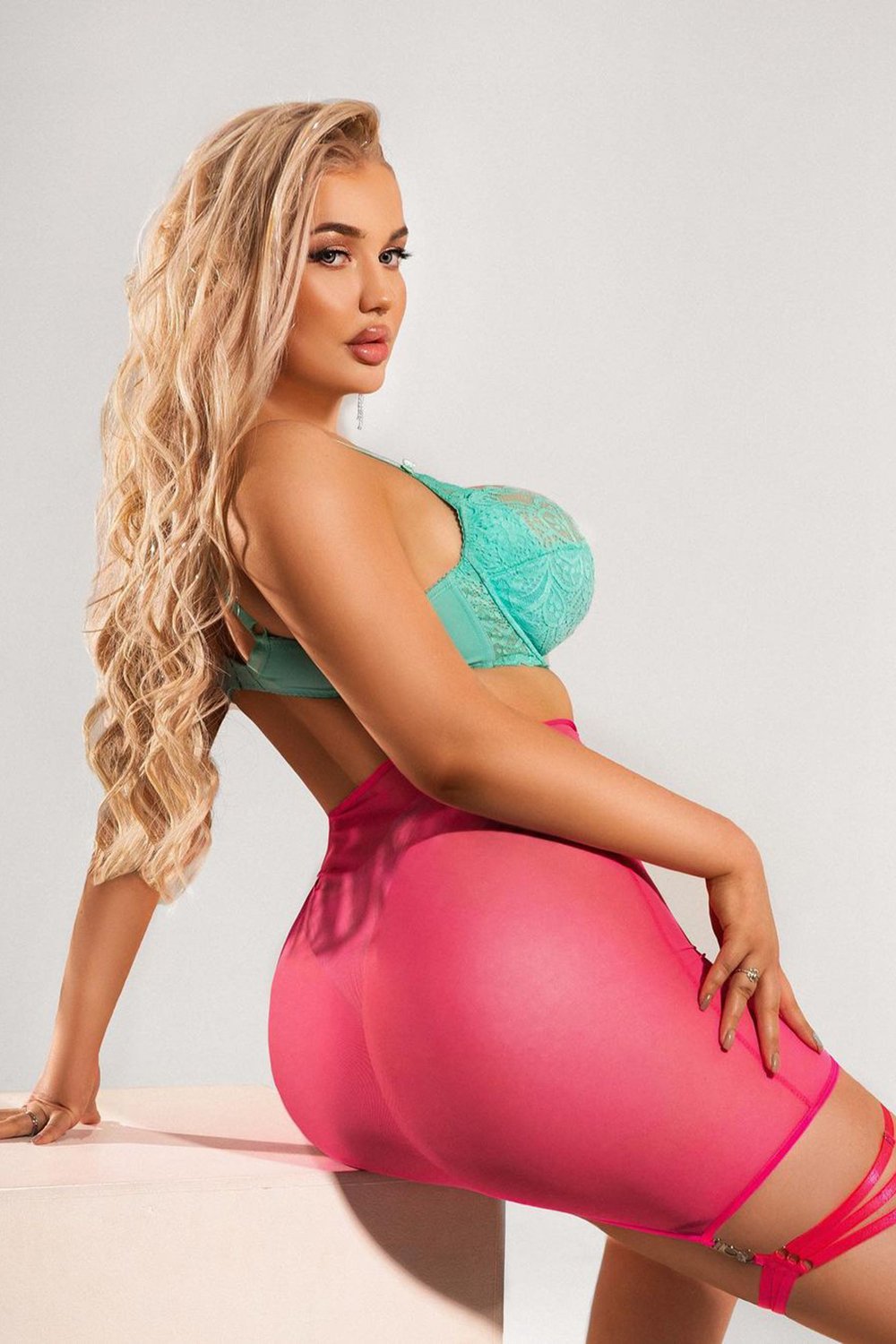 Девочка Алиса с 4 размером груди сделает профессионально эскорт и примет у себя