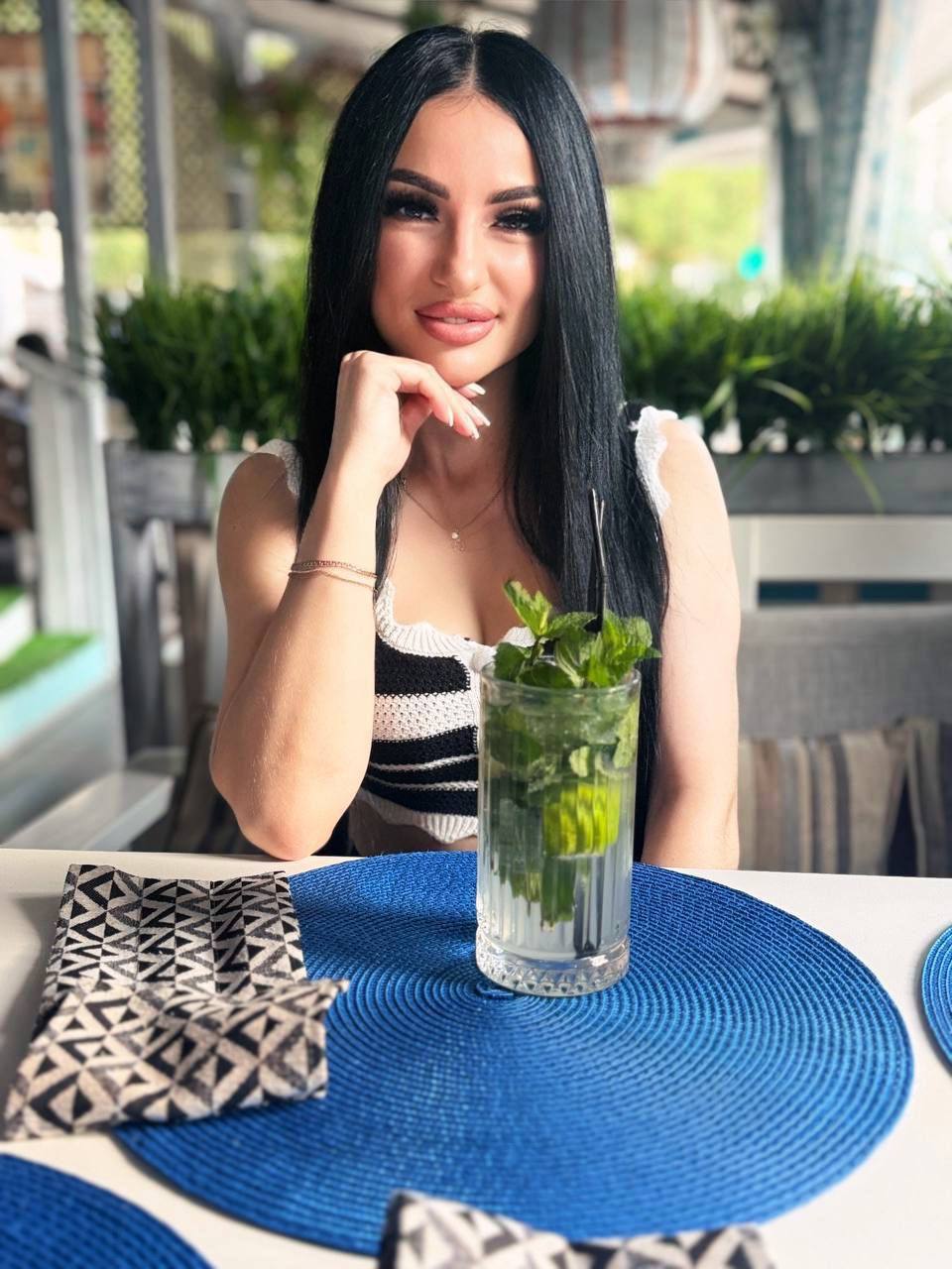 Индивидуалка ГЕЛЯ V I P с 2 размером груди сделает качественно золотой дождь выдача и пригласит к себе