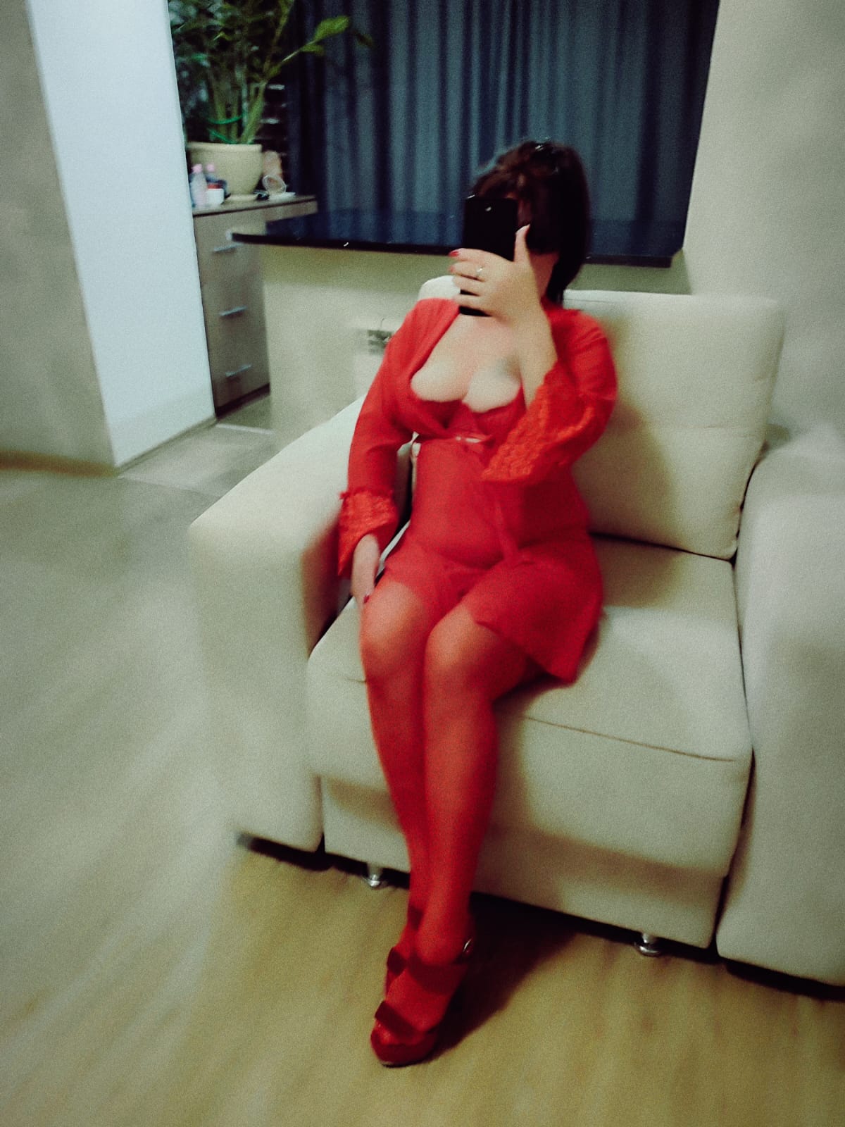 Профессионалка Елена с 3 размером груди сделает нежно фут-фетиш и примет у себя в Район - Центр