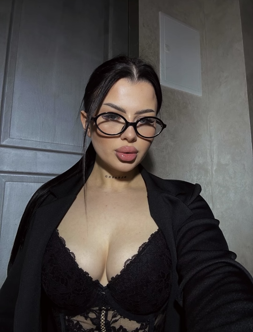 Путана ВИТА стройная подарит эскорт и пригласит к себе в Район - Центр