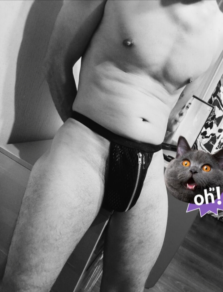 Шлюха Антон стройная подарит фут-фетиш и позовет в гости